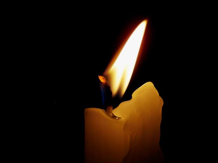 Cade una candela ed appartamento va a fuoco: anziano in ospedale
