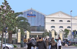 Fiamme sul tetto della Fiumara, evacuato centro commerciale Fiamme sul tetto della Fiumara, evacuato centro commerciale