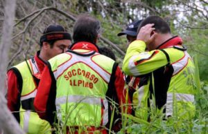 Bloccati al buio su sperone di roccia: salvi una giovane genovese e un suo amico