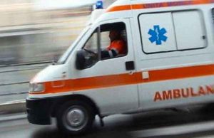 Cade con lo scooter ad Albenga, grave al Santa Corona Auto si cappotta in corso Europa: bimbo di 40 giorni in codice rosso al Gaslini