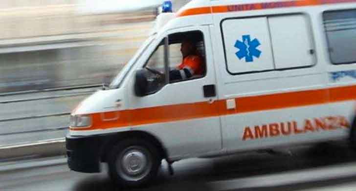 Bolzaneto, ambulanza urta violentemente auto: donna in ospedale