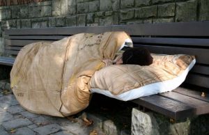 Piazza Piccapietra, in 300 a pregare per il clochard morto di freddo a Genova E’ un senzatetto romeno, il 28enne trovato morto a Sestri Ponente