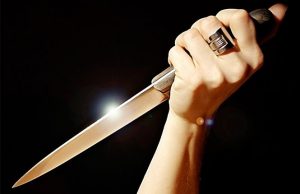 Tentato omicidio, donna accoltella al petto ex fidanzato per gelosia Donna minaccia marito e figlia con coltello: 44enne genovese denunciata