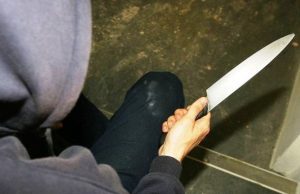 Coltello alla gola, uomo e donna rapinano una 40enne: fuggiti indisturbati