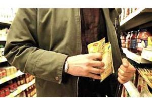 Rumeno ruba del pesce al supermercato: denunciato