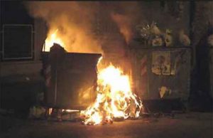 Ganz, piromane dei cassonetti imbratta muri ed evade dai domiciliari: preso Doppio intervento dei Vigili del fuoco per cassonetti in fiamme