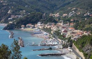 A 84 anni si tuffa in mare e muore: tragedia a Moneglia Danneggiamenti a Moneglia, divelti anche paletti distanziamenti Covid