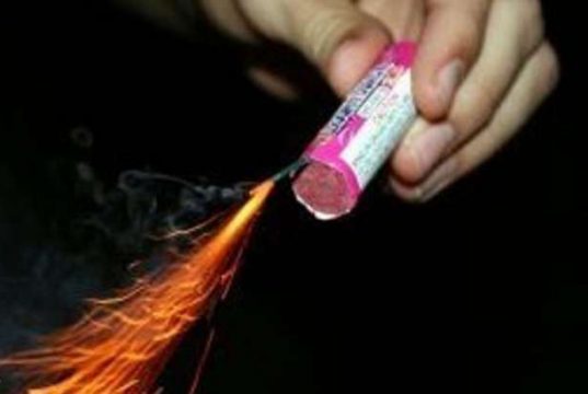 Piazza delle Erbe, 19enne fa esplodere botti: amputate tre dita della mano