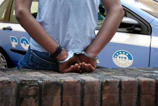 Sampierdarena, 21enne tunisino aggredisce commessi e rapina negozio: arrestato polizia arresto generica migranti