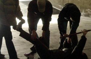 Rimprovera marocchino che fa bisogni in strada, picchiato dal branco