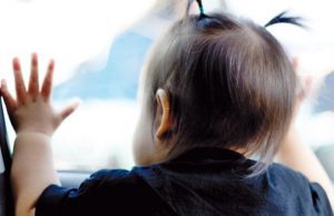 Spruzza spray su figlia di 16 mesi per provocarle lesioni: madre arrestata