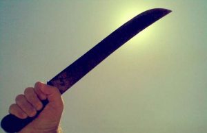 Mamma coraggio chiama i carabinieri, il figlio li aggredisce con un machete