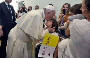 Ponte Morandi, bimbi sfollati incontrano Papa Francesco
