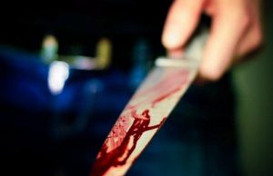 Coppia di amici aiuta la moglie che trasloca, marito albanese tira fuori la lama