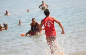 Brevetti bagnini 2025. Foscolo: trovata soluzione, emendamento a Milleproroghe Bagnante in difficoltà salvato dal bagnino a Vesima