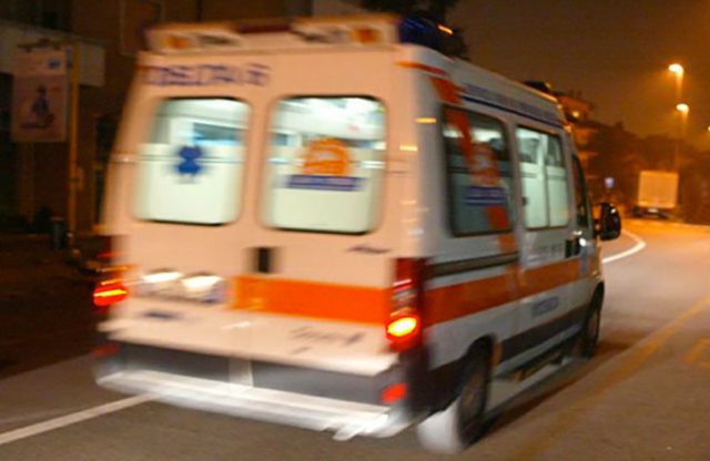 Viale Bracelli, scontro tra moto e auto: portapizze a terra