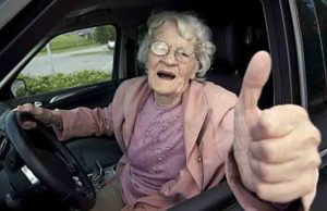 Nonnina gira di notte senza patente: denunciata e auto sequestrata