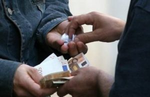 Centro città, 45enne senegalese spaccia crack a genovese: arrestato Centro città, 45enne senegalese spaccia crack a genovese: arrestato