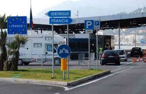 Migrante bloccato sugli scogli, salvato sul confine Italo-Francese Migrante bloccato sugli scogli, salvato sul confine Italo-Francese