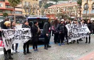 Ventimiglia, corteo dei genitori per dire no alla chiusura della Cavour