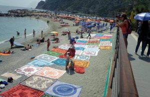 Monterosso, ambulanti abusivi scappano sui binari e nascondono merce nei tunnel