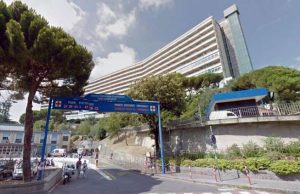 A 73 anni muore al San Martino dopo intervento: indagati 12 medici e infermieri