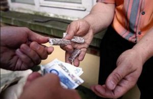 Spaccia droga ed aggredisce agenti: marocchino arrestato Polizia Locale, scoperto b&b abusivo dello spaccio nel centro storico di Genova