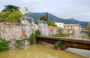 Tunisino ruba al market, scoperto si butta in un canale per non essere arrestato
