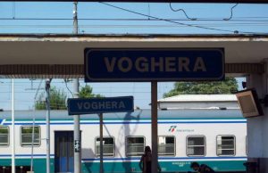 Rubano rame e fuggono indisturbati: treni in tilt. Ritardi di 2 ore, passeggeri infuriati