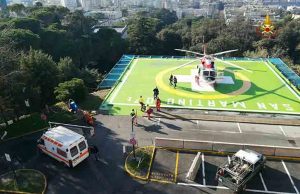 Donna in auto sbatte contro albero, soccorsa in elicottero