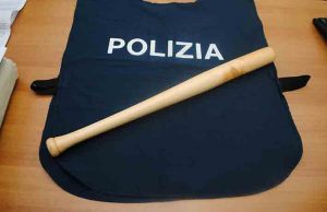 Minaccia il marito con una mazza da baseball, denunciata