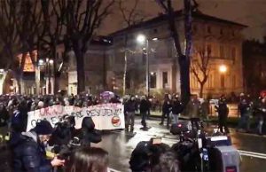 Guerriglia a Torino, da antagonisti pietre contro la polizia