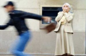 Invalida ritira la pensione, aggredita e derubata alla Spezia