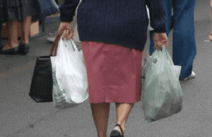 Riviera tranquilla? Pensionata va a fare la spesa, torna a casa con labbra spaccate e denti rotti