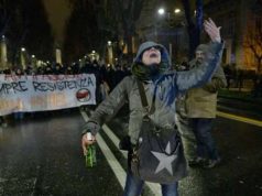 Inveì contro poliziotti: dovete morire. In casa insegnante antifascista cocaina e hashish