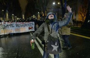 Inveì contro poliziotti: dovete morire. In casa insegnante antifascista cocaina e hashish