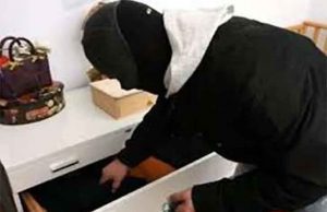 Furti in casa: come difendersi dai ladri, i consigli della polizia Ladri nascosti in un armadio arrestati dalla polizia