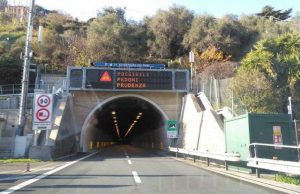 Si nascondono su Tir per passare illegalmente il confine: presi 19 migranti