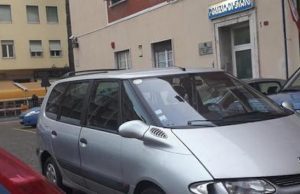In 14 sul Renault Espace, 150 euro a testa ai passeur: arrestati tre afghani