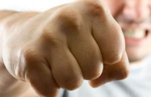 Picchia fornitore che chiede conto fatture, condannato a 5 anni e 50mila euro