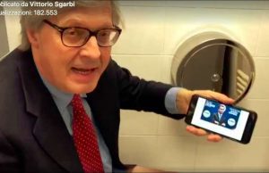 Sgarbi irriverente sul wc: Di Maio come lassativo, 180mila visualizzazioni in un’ora