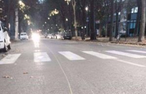 A 85 anni investe con l’auto una giovane sulle strisce e poi scappa