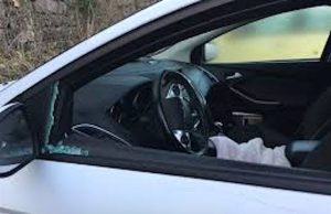 Furti in auto, danni a 7 veicoli: sudamericano chiede scusa al giudice e viene liberato Piazza Raibetta, straniero ruba su auto: preso dalla Polizia