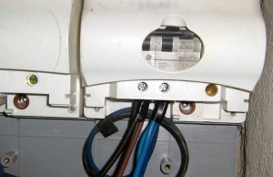 Rubano la corrente elettrica del condominio. Due genovesi denunciati Rubano la corrente elettrica del condominio. Due genovesi denunciati