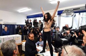 Il voto a Milano, Silvio contestato da una Femen | Video