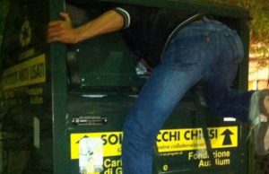 Ladri cassonetti e racket mercati abusivi abiti usati, Lega: donare a parrocchie