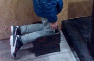 Figlio in castigo inginocchiato sui ceci, immigrata indagata per maltrattamenti