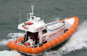 Pezzo di pontile al largo di Capo Nero recuperato dalla Capitaneria