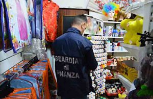 La Gdf sequestra in negozio cineserie articoli falsificati e non sicuri