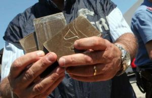 Serra Riccò, 25enne genovese spaccia hashish e marijuana: denunciato Oltre 200 grammi di droga nascosti in cucina: 33enne di Camogli arrestato